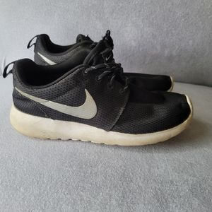 nike black sneakers running shoes black and white size 7 nikes light wear